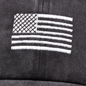 Detailaufnahme der US-Flaggenstickerei auf einer gewaschenen Baumwoll-Baseballkappe