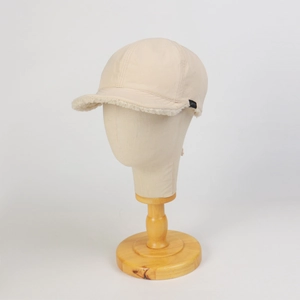 Cappello da baseball invernale beige in nylon con tesa in lana di agnello