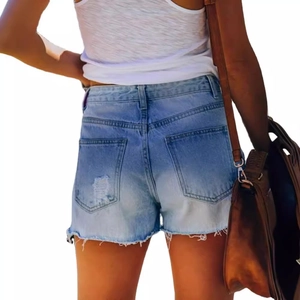 Lichtblauwe denim shorts met sterrenprint en gerafelde zoom voor dames mode