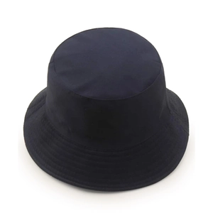 Dettaglio del cappello pescatore blu navy con cuciture rinforzate e tessuto in twill