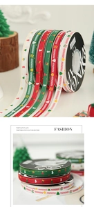 Détail de rubans de Noël avec motifs sapins et flocons pour emballage de cadeaux festifs