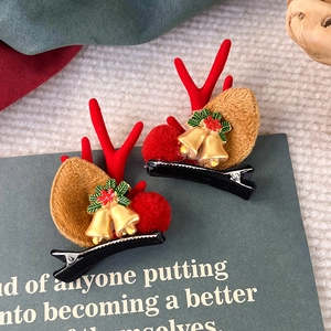Detail von Weihnachts-Rentier-Haarspangen mit Plüschohren und festlichen Goldglöckchen