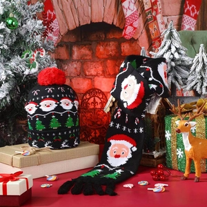 Détail d'un ensemble bonnet et écharpe de Noël en tricot avec motifs jacquard