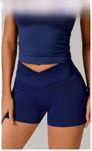 Detailansicht der High-Waist-Yoga-Shorts in Dunkelblau mit gekreuztem Bund und Rippstrick