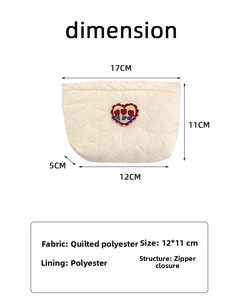 Dettaglio della trama trapuntata a cuore e ricamo di tulipano sulla trousse piccola