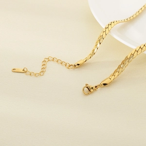 Flat gold Cuban link chain necklace in 18K gold plated stainless steel with lobster clasp