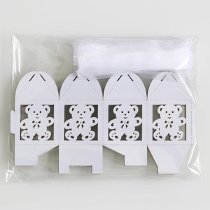 Dettaglio della scatola per caramelle a orsetto con nastro in organza bianco in busta