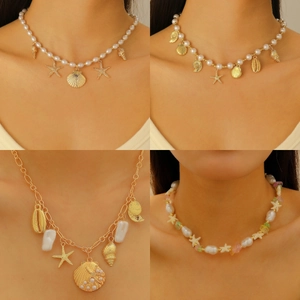 Boho-Halskette mit Meeresperlen, goldenen Muscheln und Seesternen an einem Model