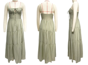 Detailansicht von stufengrünem Maxikleid mit gesmoktem Rücken und Kordelzug-Schleife