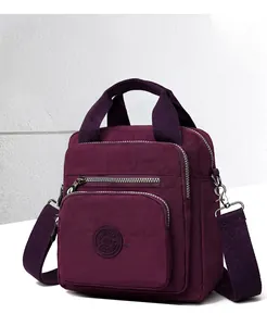 Sac à langer polyvalent en nylon violet foncé avec plusieurs poches et larges bretelles
