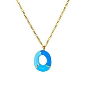 Dettaglio di una collana dorata con pendente a cerchio in smalto blu dal design bubble
