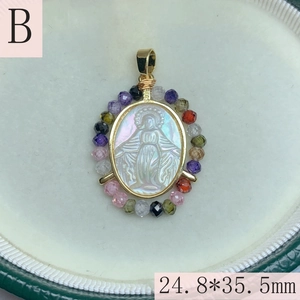 Détail du pendentif Vierge Marie en nacre S925 avec bordure de perles multicolores