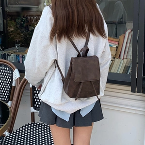 Mini zaino vintage marrone scuro con coulisse e chiusura magnetica sul modello
