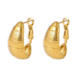 Boucles d'oreilles croissants dorées avec texture mate et polie sur fond blanc