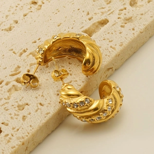 Vue détaillée de boucles d'oreilles créoles dorées 18k avec incrustation de zircon