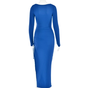 Vue arrière d'une robe longue bleue à manches longues avec détails de fronces latéraux