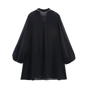 Robe en mousseline noire style français avec col polo contrasté et manches lanternes