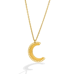 Détail d'un collier pendentif lune doré avec des motifs en relief et gravures élégantes