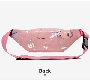 Vue arrière du sac banane rose imperméable avec imprimés de lettres et sangle réglable