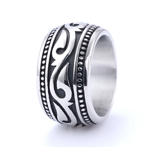 Makroansicht von Vintage-Edelstahlring mit Retro-Schriftrollenmustern und Punktebordüren