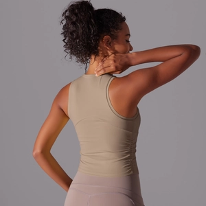 Détail du haut de yoga kaki avec dos nageur, plis latéraux et tissu respirant ajusté