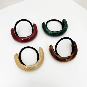Lot de quatre élastiques à cheveux en résine en forme de U aux motifs marbrés