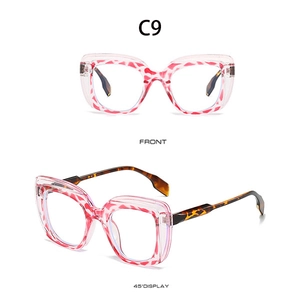 Detailansicht der quadratischen Brille mit Leopardenmuster, rosa Rahmen und Schildpattbügeln