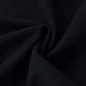 Vue macro détaillée du tissu en laine mélangée noire de haute qualité avec texture mate et plis