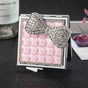 Quadratischer Klappspiegel aus Silber mit rosa Steppmuster und Strass-Schleife
