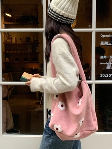 Borsa tote in peluche rosa con fiori bianchi per la moda invernale e il pendolarismo