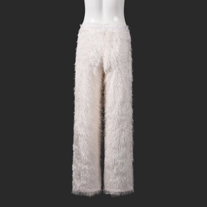 Détail de la texture en fourrure blanche et glands doux sur le pantalon court stretch