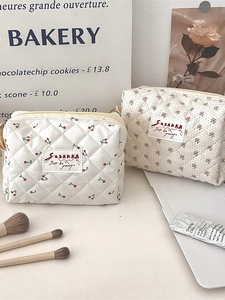 Trousse à maquillage matelassée fleurie avec motifs cerises et fermeture éclair
