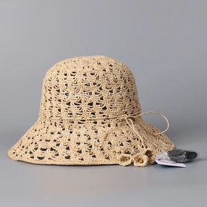 Détails macro d'un chapeau en paille crocheté à la main avec motifs floraux ajourés