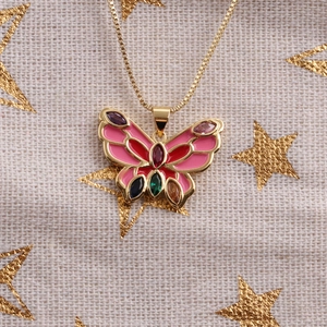 Gros plan détaillé du collier papillon rose avec incrustation de pierres multicolores
