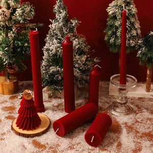 Rotes Weihnachtskerzen Set mit Tannenbaum und Stumpenkerzen für festliche Deko.
