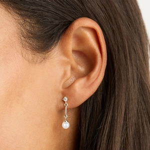 Detailed view of elegant S925 silver earring with small diamond and white pearl drop