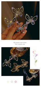 Détail de barrettes papillon étincelantes en strass avec finition dorée élégante