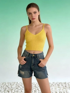 Haut caraco tricoté jaune pour femmes associé à un short en jean bleu foncé