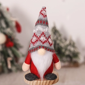 Dettaglio di uno gnomo natalizio nordico con cappello a maglia su base in legno