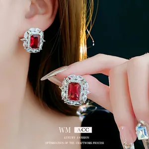 Collier luxueux avec zircon rouge carré et pierres transparentes taillées en marquise