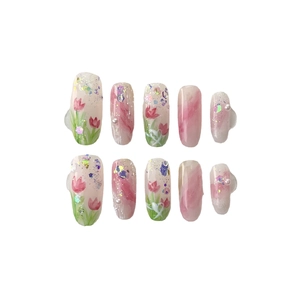 Faux ongles faits main avec motifs de tulipes et perles sur pointes en amande
