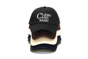 Pile verticale de casquettes de baseball en coton avec lettrage brodé en cinq couleurs