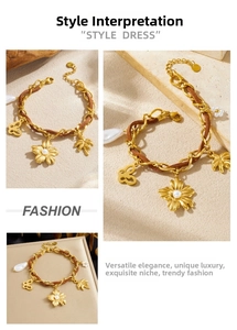 Dettaglio di ciondoli a farfalla e perla placcati in oro su bracciale in velluto