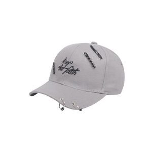 Dettaglio del cappellino in cotone grigio scuro con anelli metallici e ricamo
