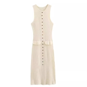 Robe midi en maille beige sans manches avec boutons métalliques et poches décoratives
