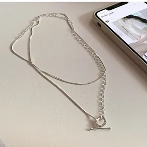 Dettaglio della collana a doppio strato argentata con catena a serpente e chiusura a levetta OT