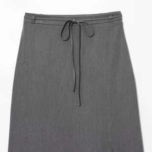 Gonna dritta grigio scuro da donna con cintura coordinata per un look autunnale sobrio