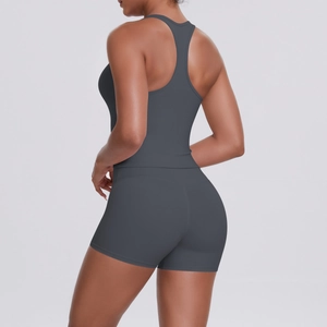 Détail du dos de l'ensemble débardeur dos nageur et short de sport gris foncé