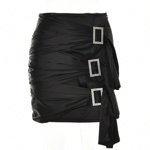 Sexy schwarzer Minirock mit hoher Taille, Raffungen und Strassschnallen aus Satin