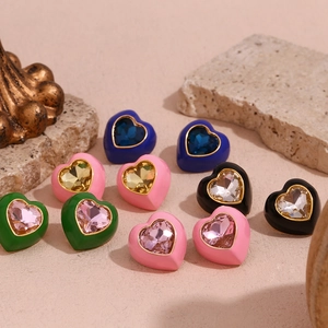 Macro des boucles d'oreilles cœur plaquées or 18 carats avec émail coloré et cristaux
